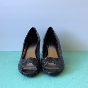 Open toed black printed heels